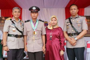 Anak Yatim Penjual Makanan Masak di Karombasan ini Dilantik Jadi Anggota Polri