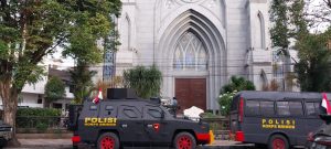 Satbrimob Polda Sulut Lakukan Sterilisasi Sejumlah Gereja di Manado
