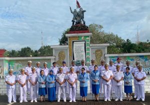 Komandan Lanudal Manado Lakukan Tabur Bunga di TMP Kairagi