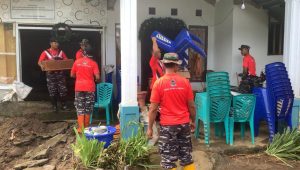 Prajurit Lanudal Manado Bantu Masyarakat Bersihkan Lumpur Pasca Banjir