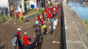 Camat Wenang Bersama Staff Bantu Masyarakat Bersihkan Lumpur Pasca Banjir