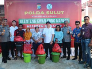 Polda Sulut Bersama Klenteng Kwan Kong dan Apple Tree Pre-School Gelar Baksos bagi Korban Banjir di Manado