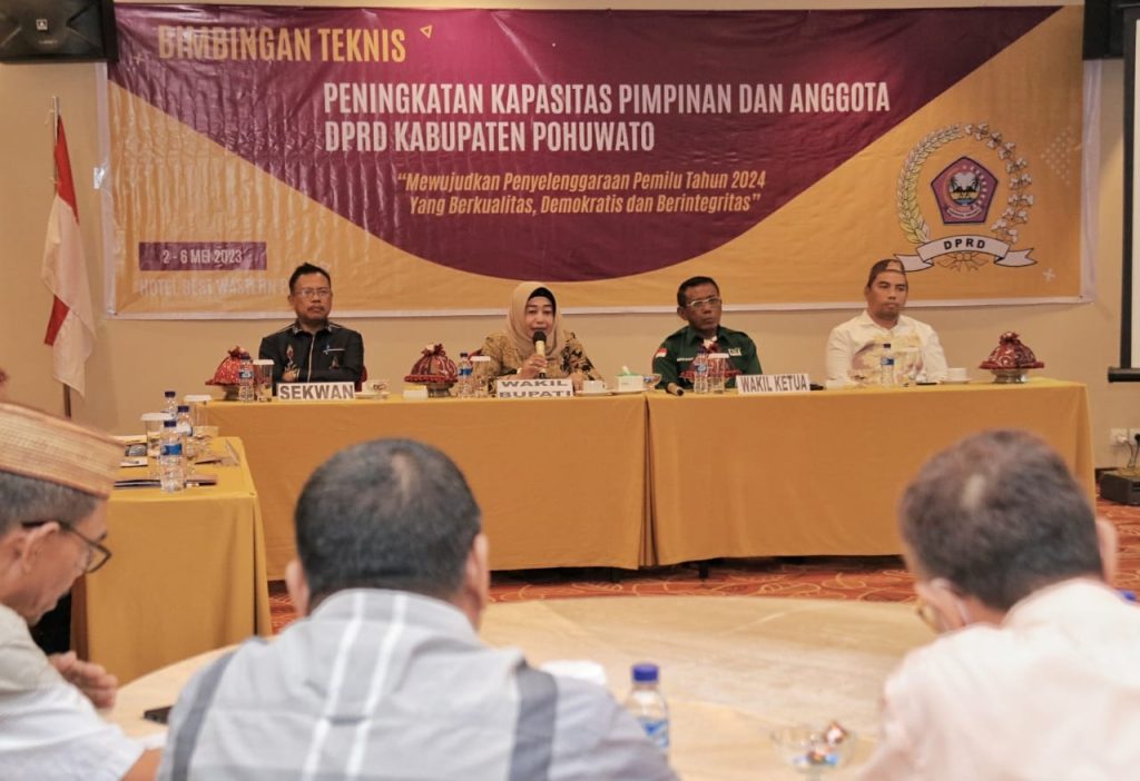 Buka Bimtek DPRD, Wabup Suharsi Ajak Bangun Pohuwato Bersama