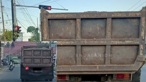 Pengguna Jalan Keluhkan Mobil Truk Bermuatan Tanpa Penutup di Pohuwato