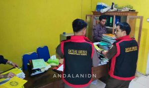 Breaking News : Kantor Desa Buntulia Barat Digeledah Kejaksaan