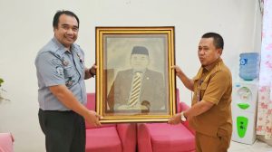 Lukisan “Nasir Giasi” Hasil Karya Narapidana Lapas Pohuwato Kini Diserahkan