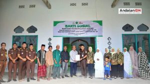 Kejari Pohuwato Serahkan Bantuan untuk Masjid di Desa Bulili