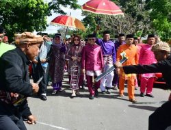 Adat Moloopu Sambut Wabup Pohuwato yang Baru