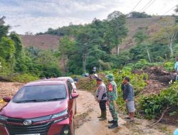TNI/Polri Lakukan Pengamanan Lokasi Longsor di Jalan Trans sulawesi