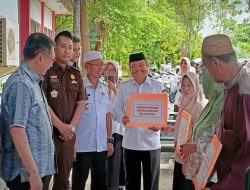 Dinas Perindagkop Pohuwato Serahkan Bantuan Modal Usaha untuk UMKM